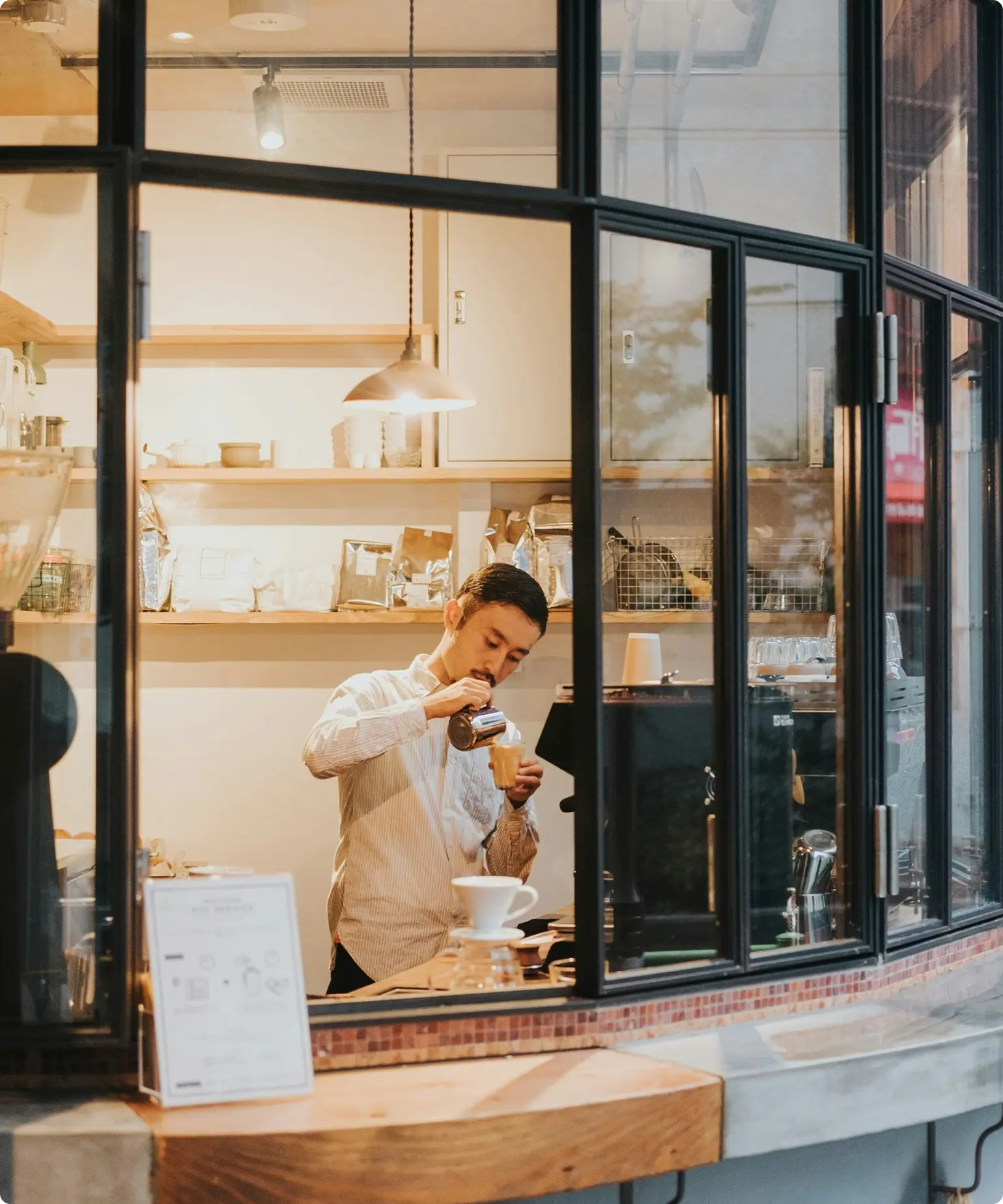 Man pouring coffee in a cafe